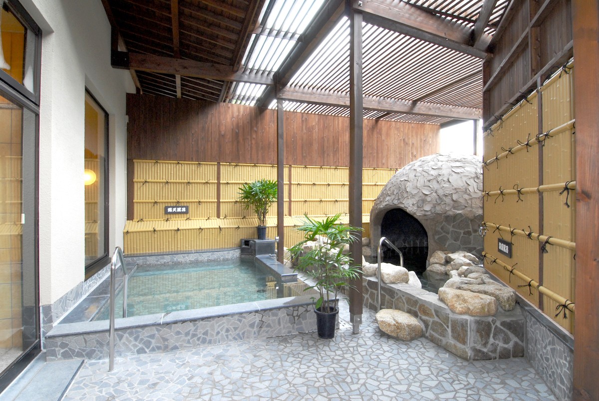 「ROUTE-INN GRANTIA 太宰府」有太宰府市唯一的天然溫泉「Mikasa之湯 (みかさの湯)」