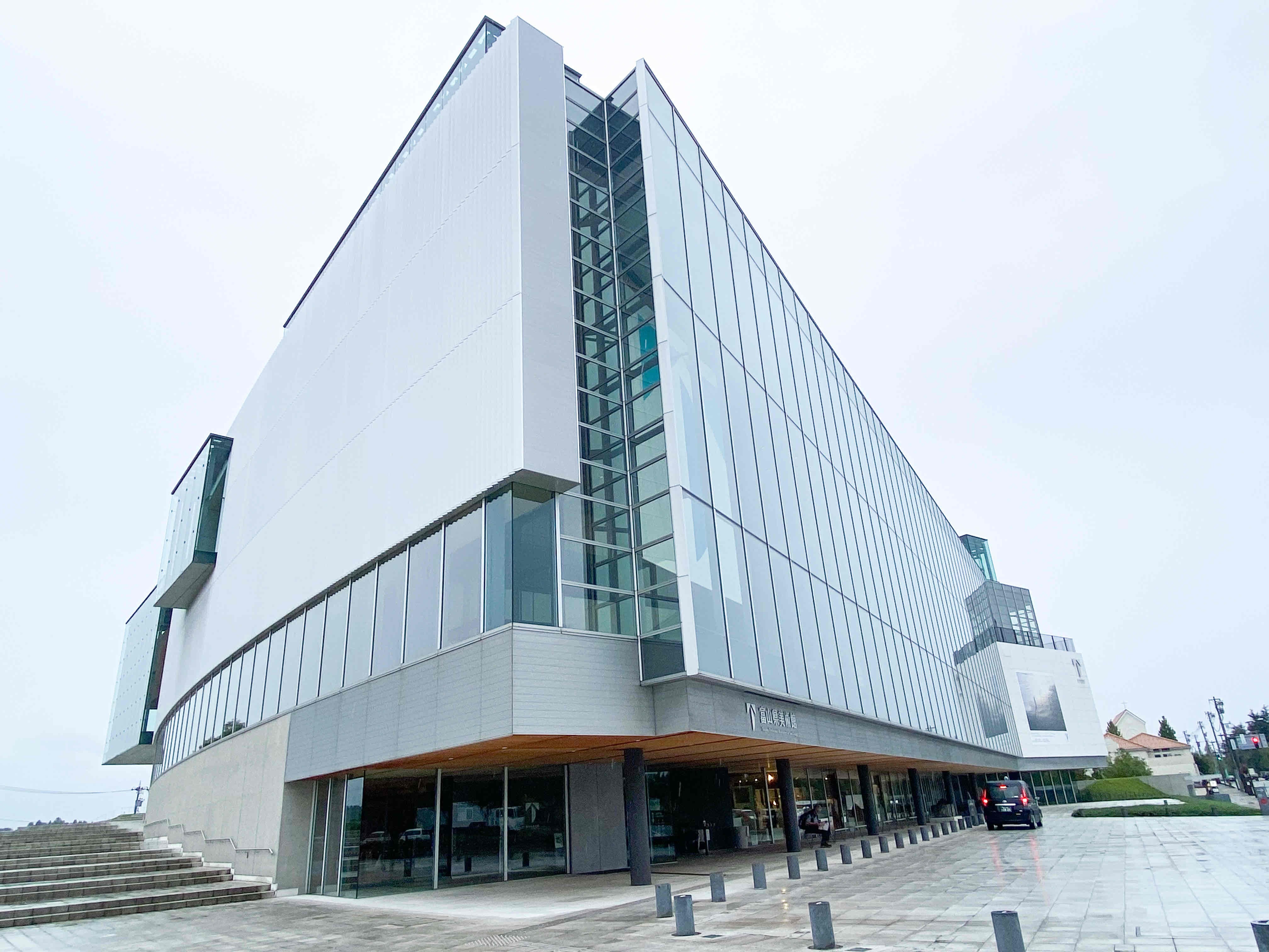 ด้านนอกของพิพิธภัณฑ์ศิลปะและการออกแบบจังหวัดโทยามะ