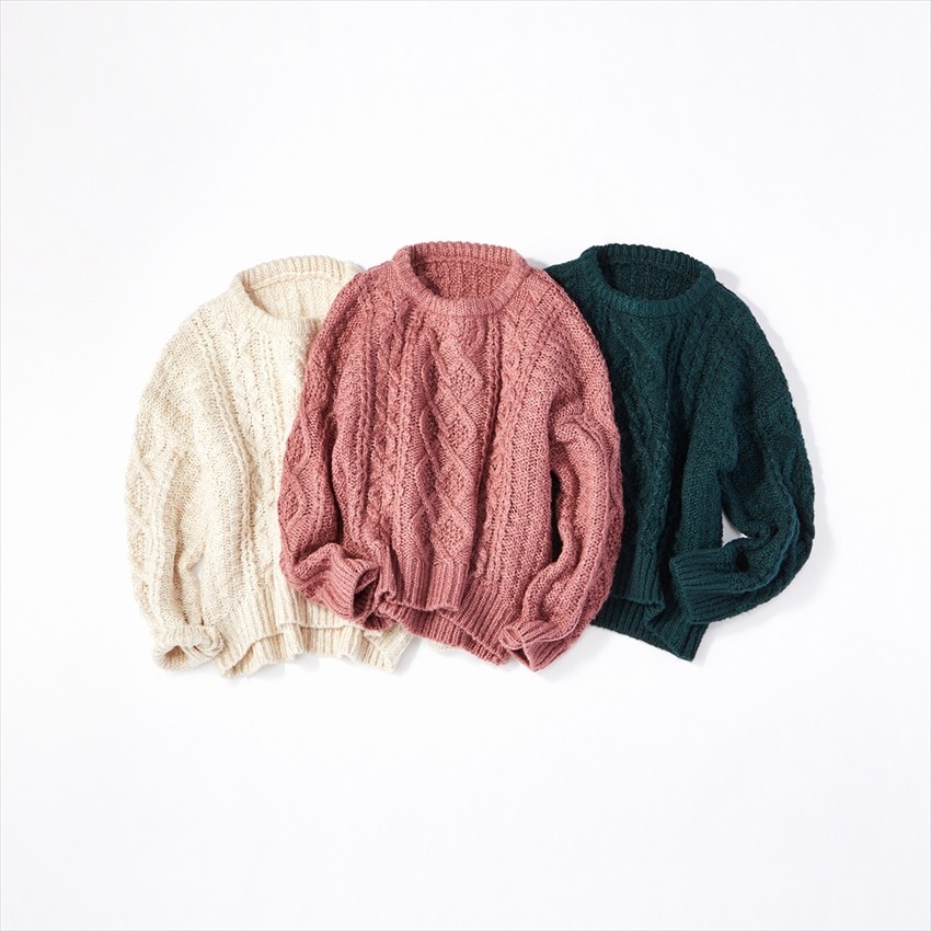 Sweater yang pas untuk musim ini yang menjadi pusat perhatian, sweater “Short Cable Pullover”