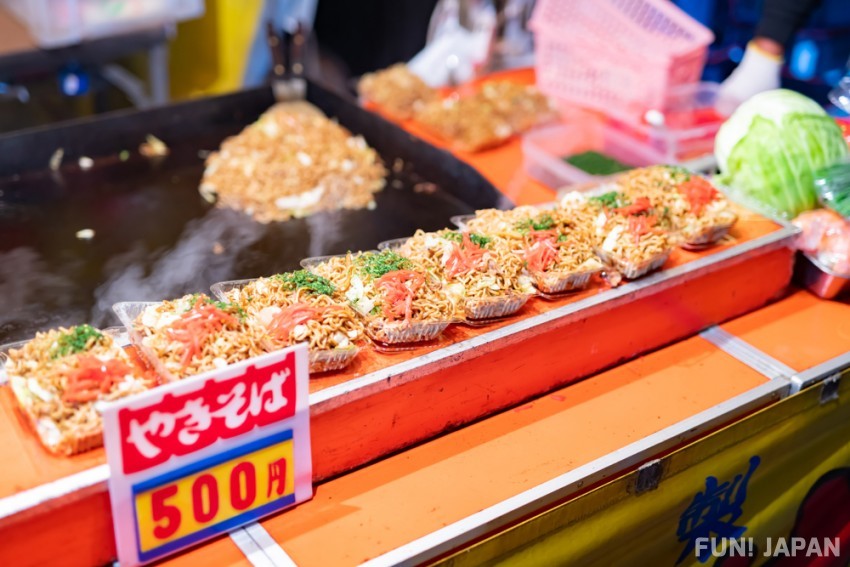 อาหารจากแผงลอยคือสิ่งที่ห้ามพลาดในเทศกาลญี่ปุ่น: ยากิโซบะ