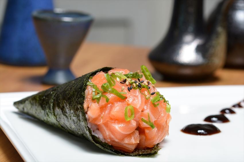 Sushi cuốn bằng tay