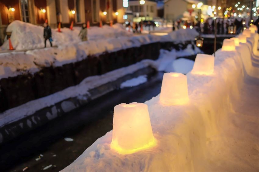 街中をキャンドルで幻想的に灯す「小樽雪あかりの路」