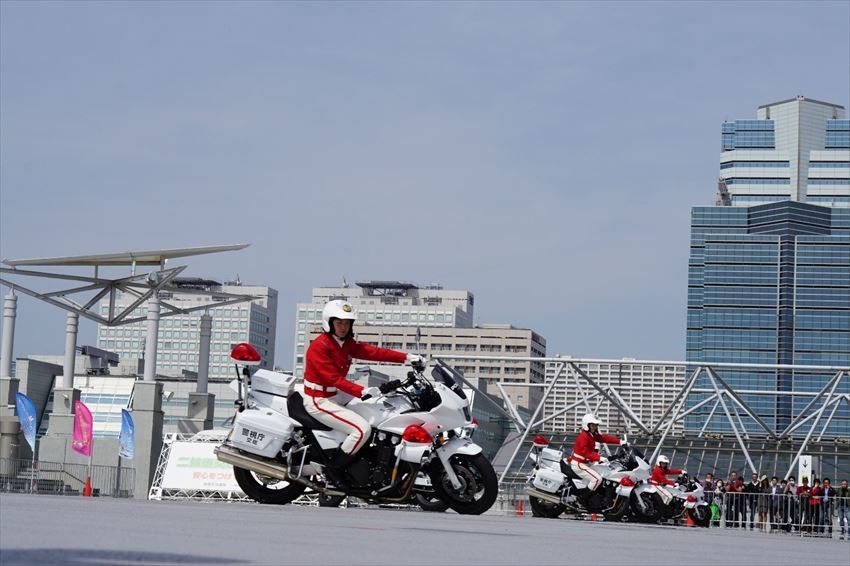 日本女警察騎重型電單車都優雅靈活 駕駛技術英姿不輸男性