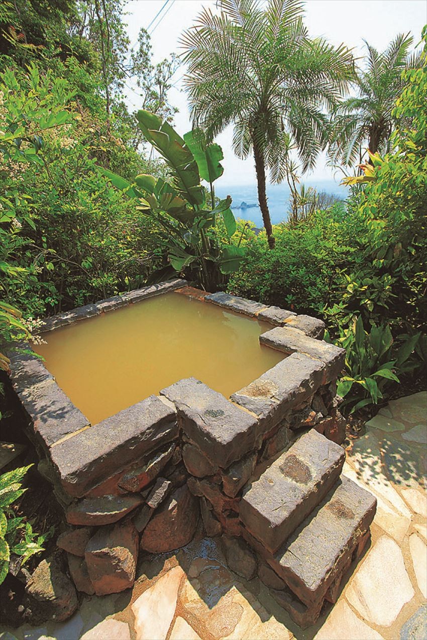 Villa C的天然溫泉露天風呂，可以一邊眺望東海的夕陽美景