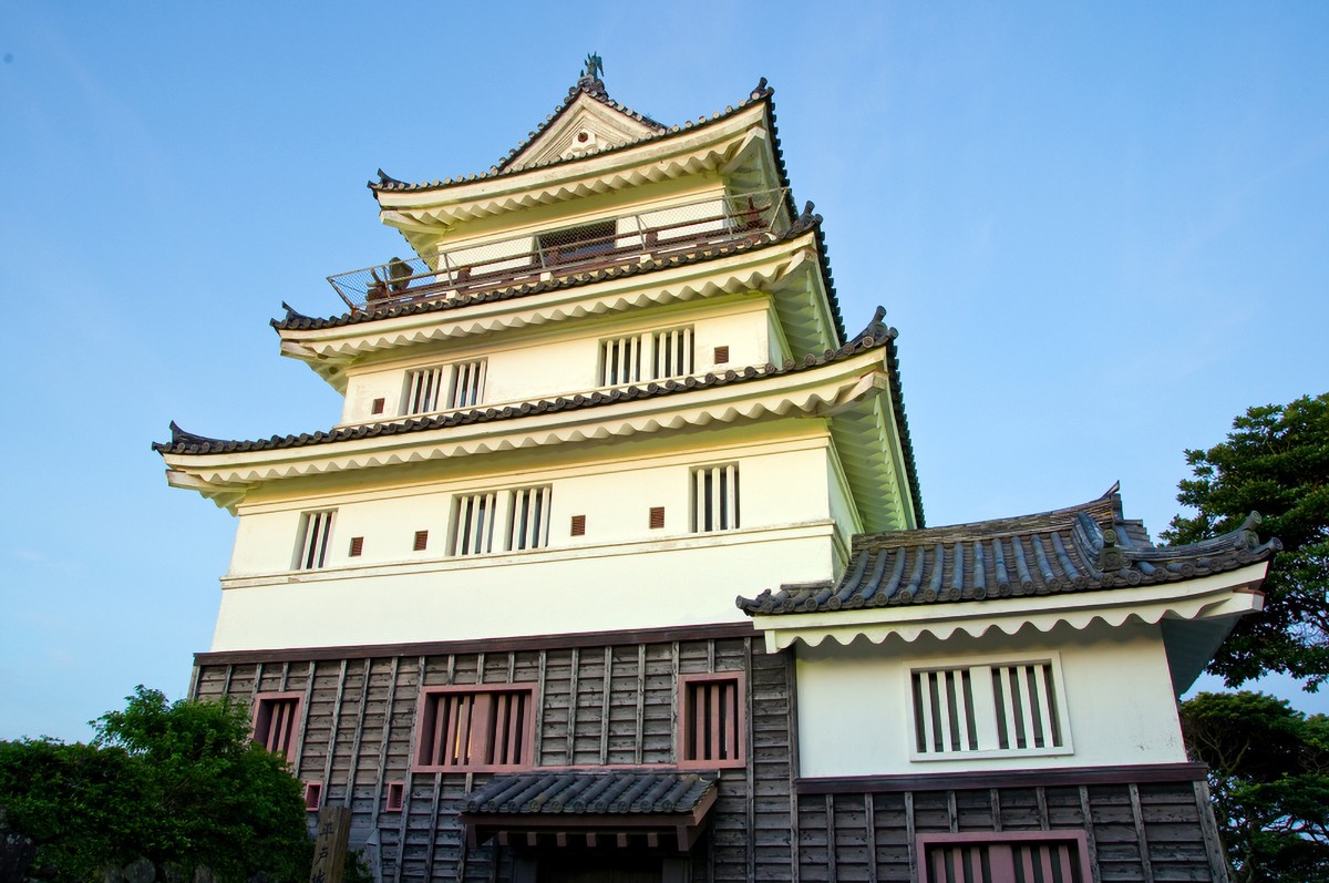 長崎「平戶城」：位於日本鎖國前重要的國際貿易港平戶島的百大名城