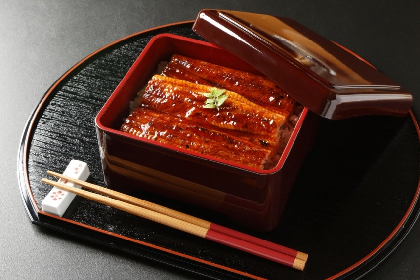 Is there a difference in the way unagi is prepared in the Kanto and Kansai regions?