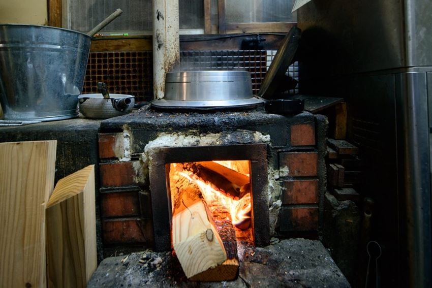 柴火熬高湯。丟入燒燙的鐵板迅速濃縮美味