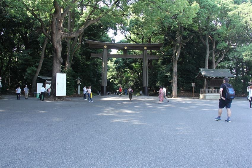 Entrance to Meiji Shrine! A commemorative photo in front of the Torii