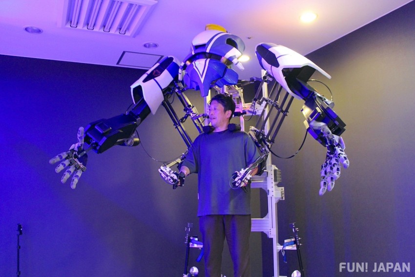 About 3 Meters Tall! Move a Giant Robot with Your Own Arms and Legs: 'ROBOT RIDE' at THE ROBOT PARK ODAIBA