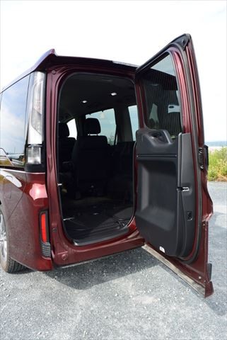 It Is So Creative Honda S Minivan Step Wagon Hybrid Which Is Equipped With A Back Door That Can Be Opened Either Vertically Or Horizontally