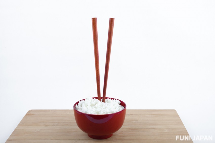 勿「直插筷子」（立て箸，Tatebashi）：請勿將筷子直立插在飯上