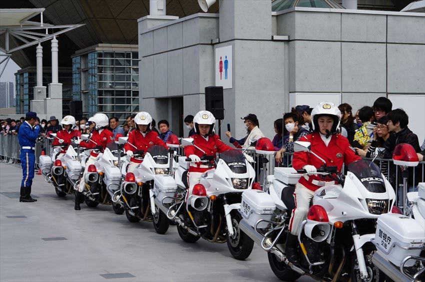 日本女警察騎重機優雅靈活 駕駛技術英姿不輸男性