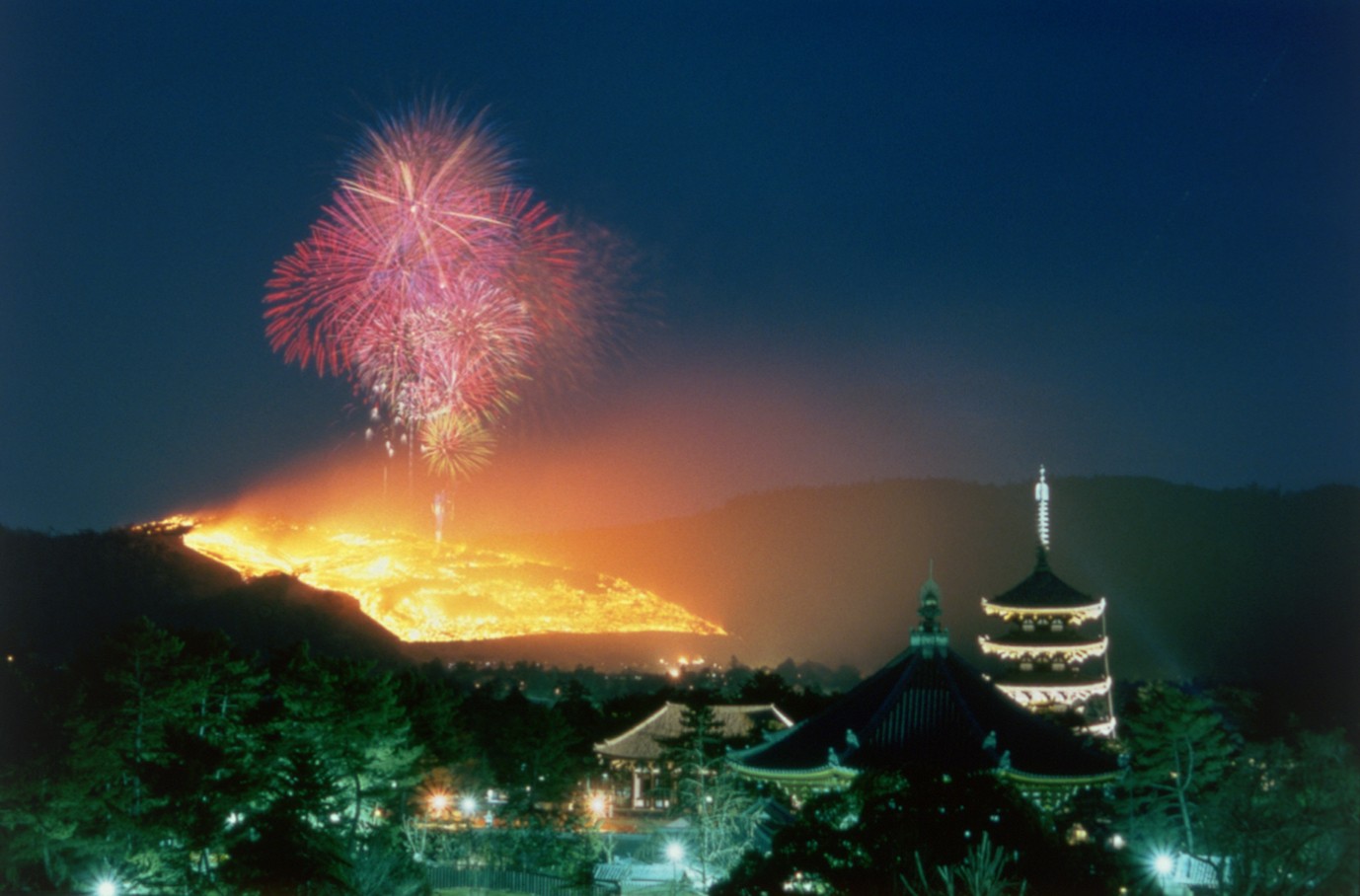 奈良嘅若草山燒山祭 觀賞烈焰燒山甚為壯觀