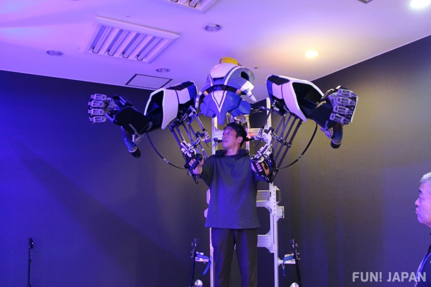 A giant robot about 3 meters tall! Move it with your own arms and legs: 'ROBOT RIDE' at THE ROBOT PARK ODAIBA