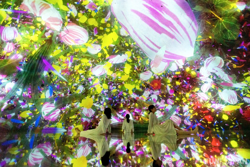 《Floating in the Falling Universe of Flowers》©teamLab