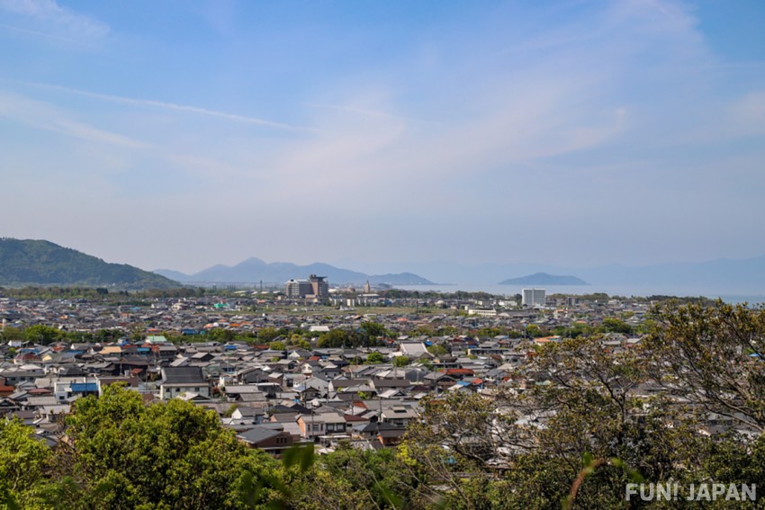 ฮิโกเนะ เมืองในอาณัติปราสาทที่อยู่ทางตะวันออกเฉียงเหนือของทะเลสาบบิวะ ทะเลสาบที่ใหญ่ที่สุดในญี่ปุ่น