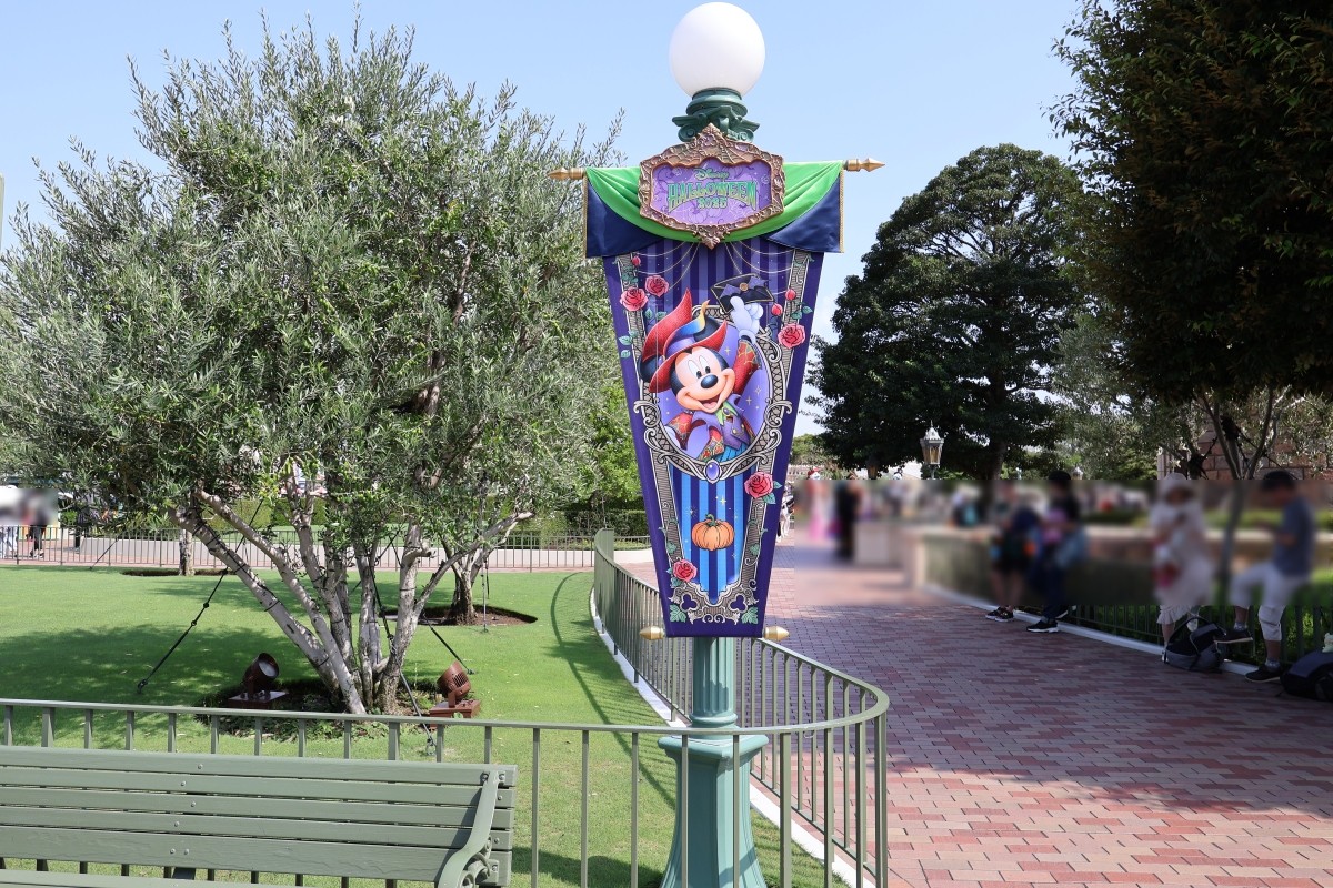 Tokyo Disneyland 2025 Disney Halloween Streetlight Decorations