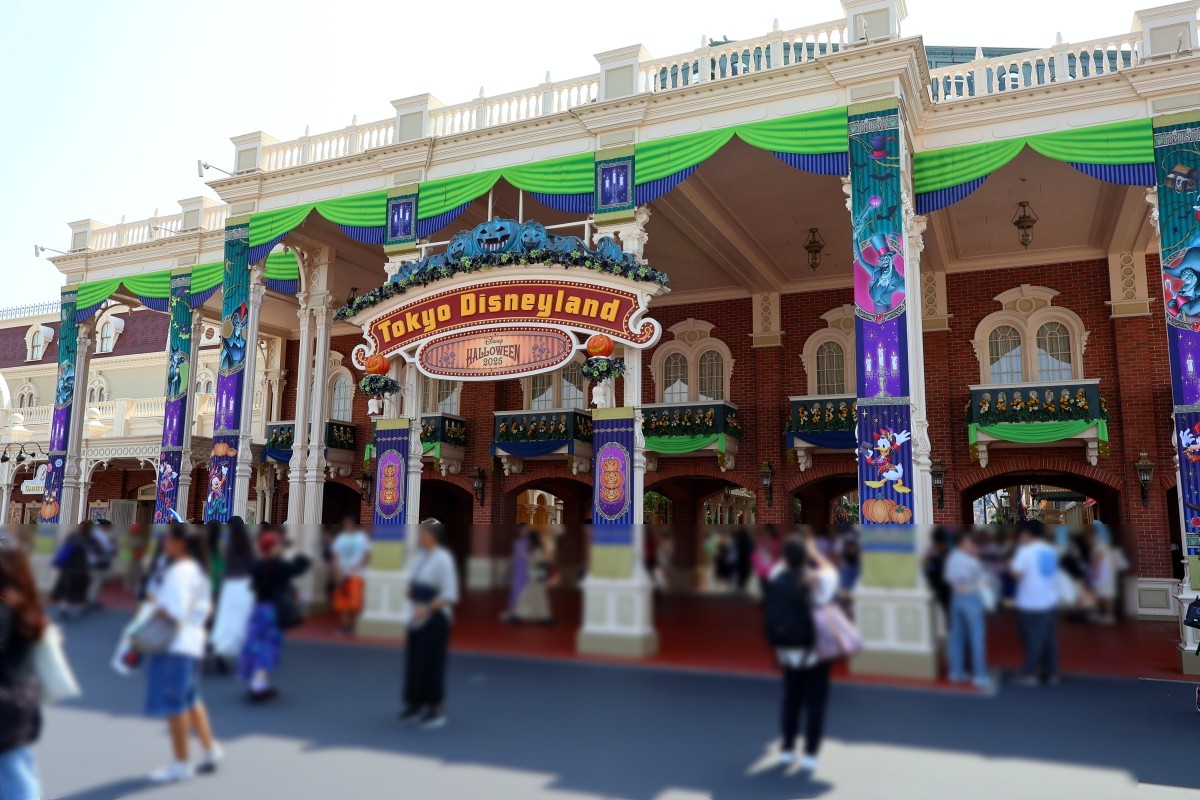 Tokyo Disneyland 2025 Disney Halloween Entrance Decorations