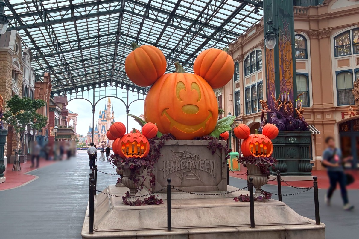 Tokyo Disneyland 2025 Halloween World Bazaar Decoration Photo Spot