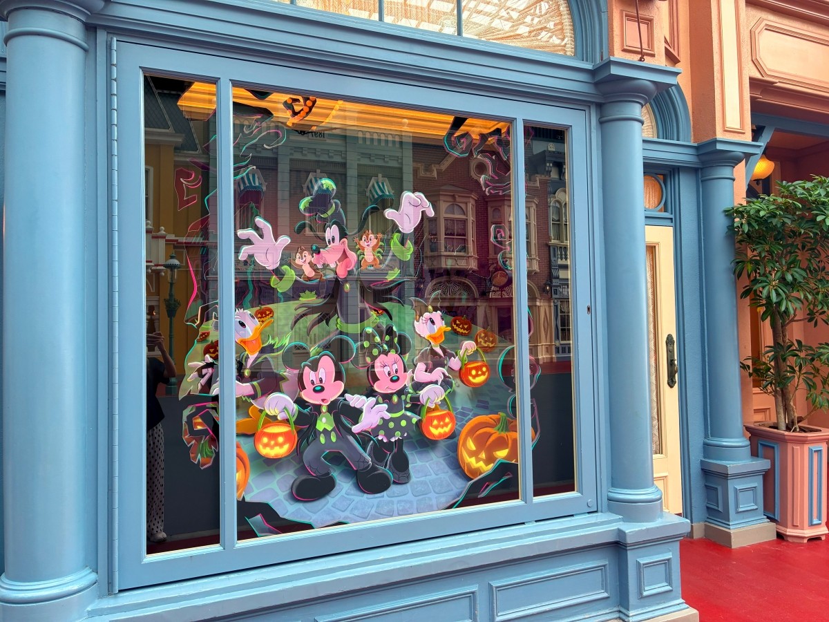 Tokyo Disneyland 2025 Disney Halloween World Bazaar Show Windows