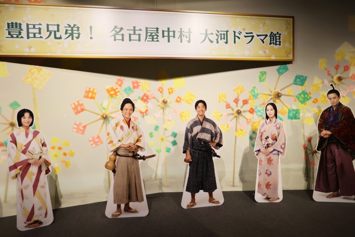 主要演員的真人比例立牌展示