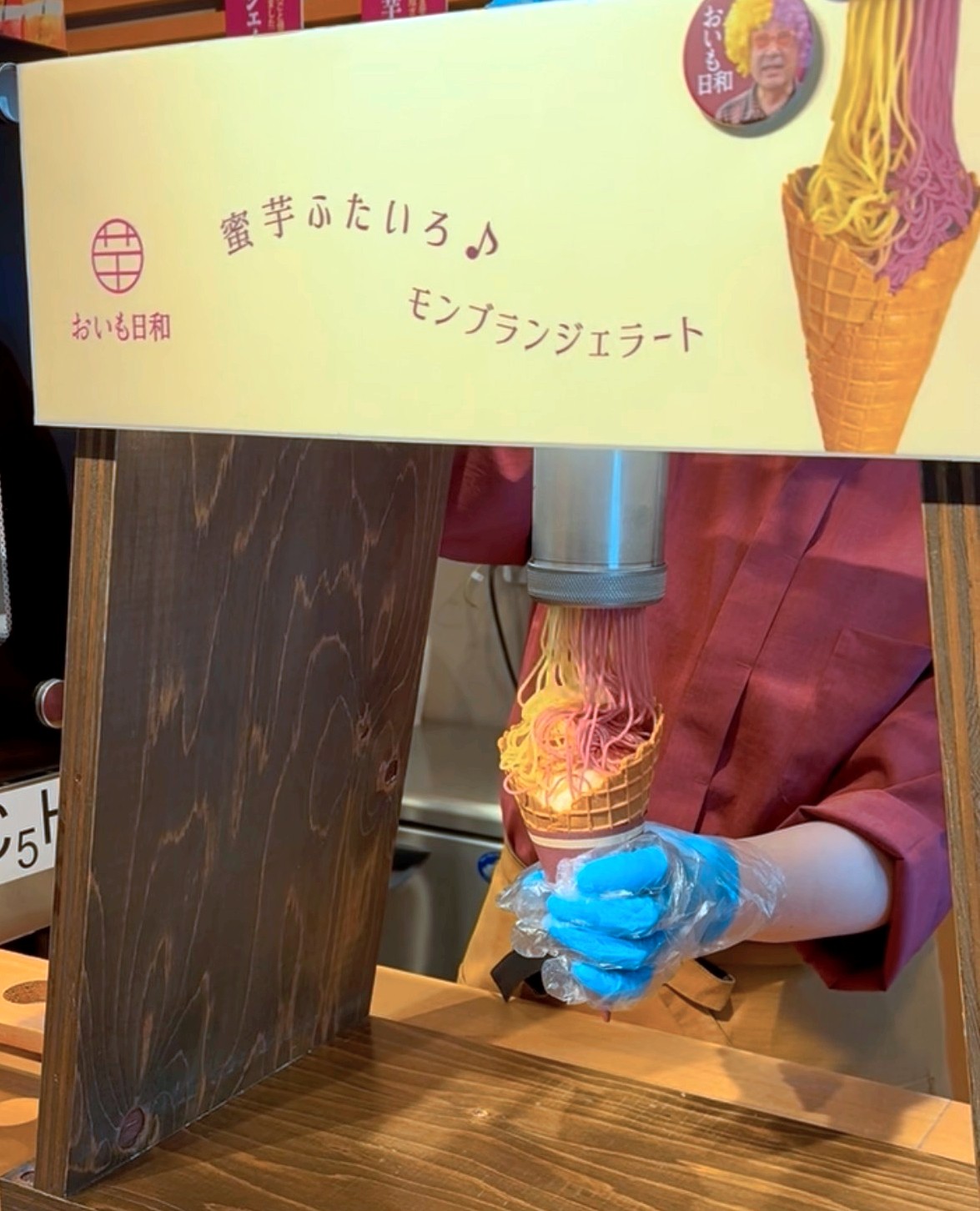 Khoai lang được ép ngay trước mắt sau khi đặt hàng