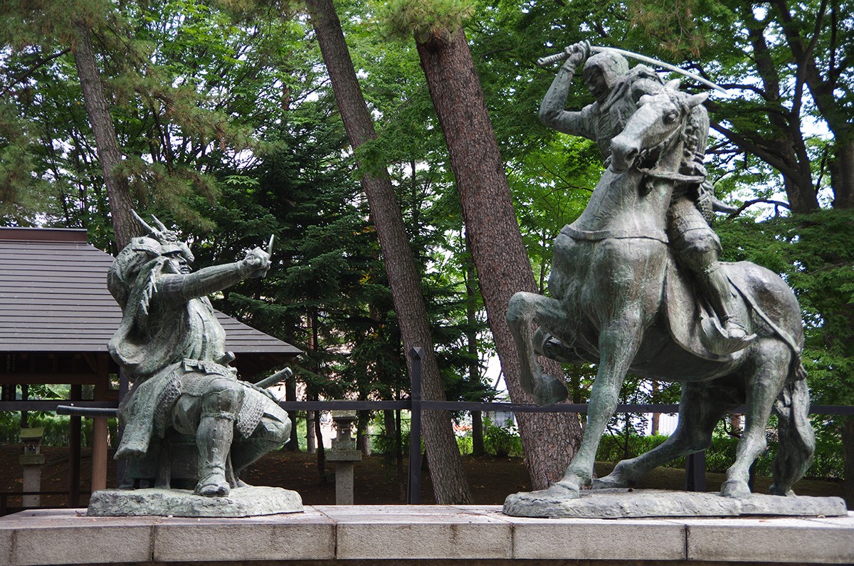 武田信玄 上杉謙信 信玄與謙信一對一決鬥的雕像