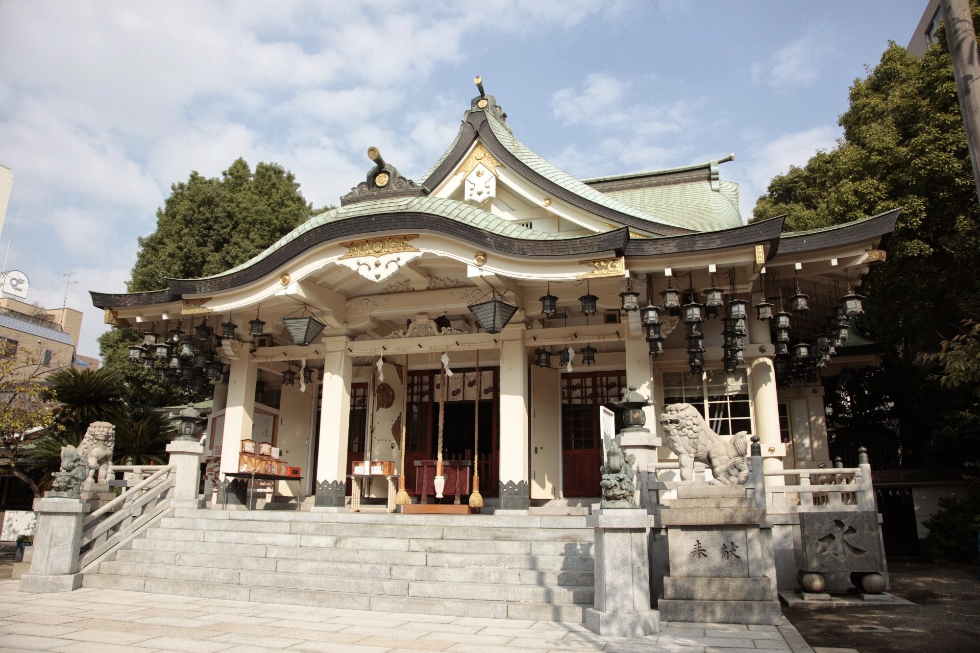 Namba Yasaka Shrine - Namba's Power Spot & Famous Tug-of-war Shinto Ritual