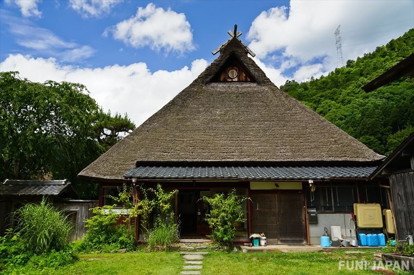 Staying at a traditional thatched roof inn and experience what it is like to be a farmer