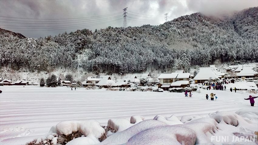 Tuyết phủ trắng xóa cùng ánh sáng lung linh tại Miyama khi đông về 