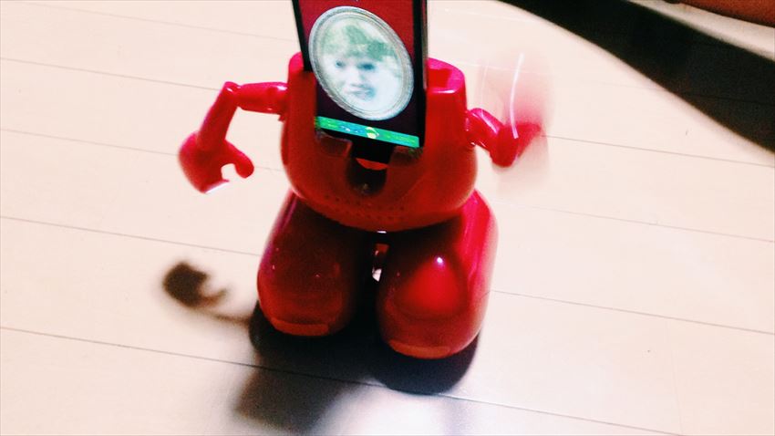 20150128-09-05-iphone-robot-takaratomy