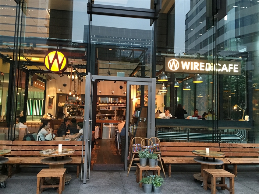 20150730-09-01-Free-WiFi-wired-cafe