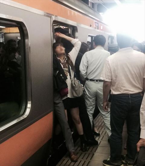 20150731-24-01-paper-stuck-train