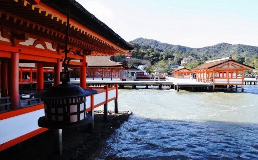 Perjalanan ke Kuil Itsukushima di Miyajima, Sebuah Warisan Dunia dengan  Gerbang di Tengah Laut
