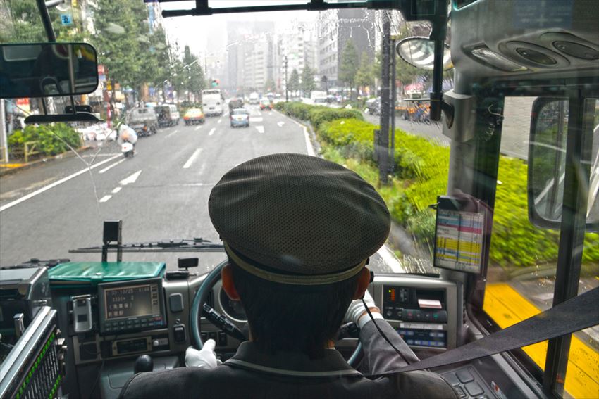 TH_20170413-17-03-bus-in-japan