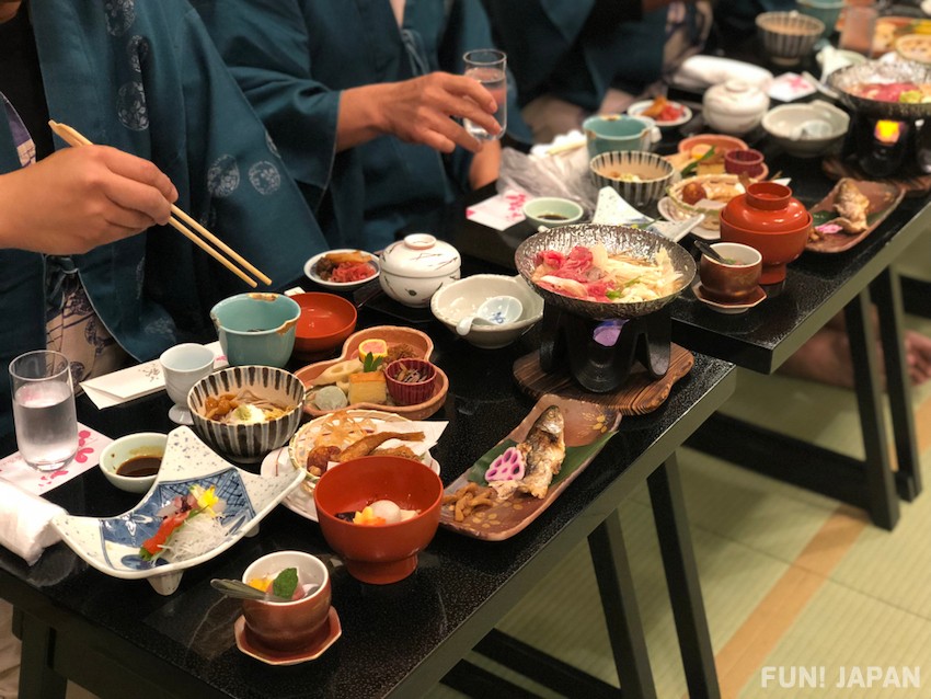 Panduan Lengkap Tentang Etiket Makan di Jepang. Mulai dari Aturan Dasar Hingga Cara Menggunakan Sumpit Yang Benar