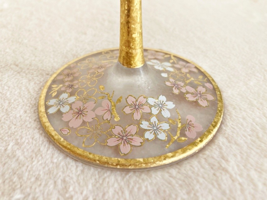 ，EL DONADO金色櫻花玻璃酒杯，像把櫻花花瓣鑲嵌上去一樣，精細程度直逼藝術品