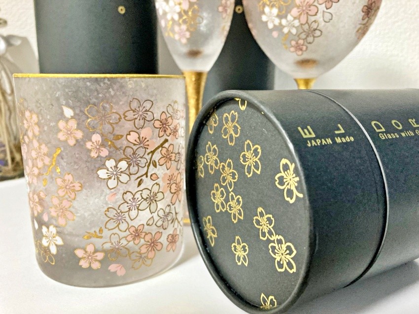 EL DONADO金色櫻花玻璃酒杯，附有精美的圓筒紙盒包裝，用來送禮也是非常有面子的喔！