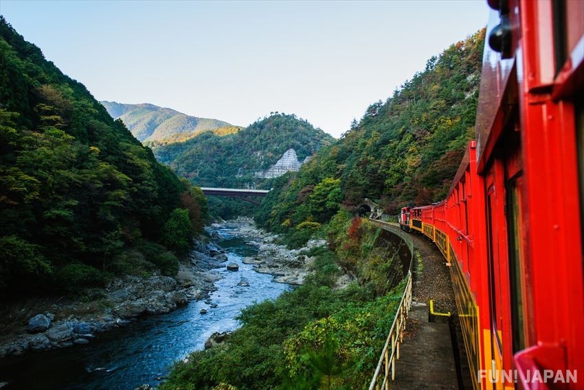 搭上嵯峨野觀光鐵道，浪漫雅致地欣賞京都美麗風景