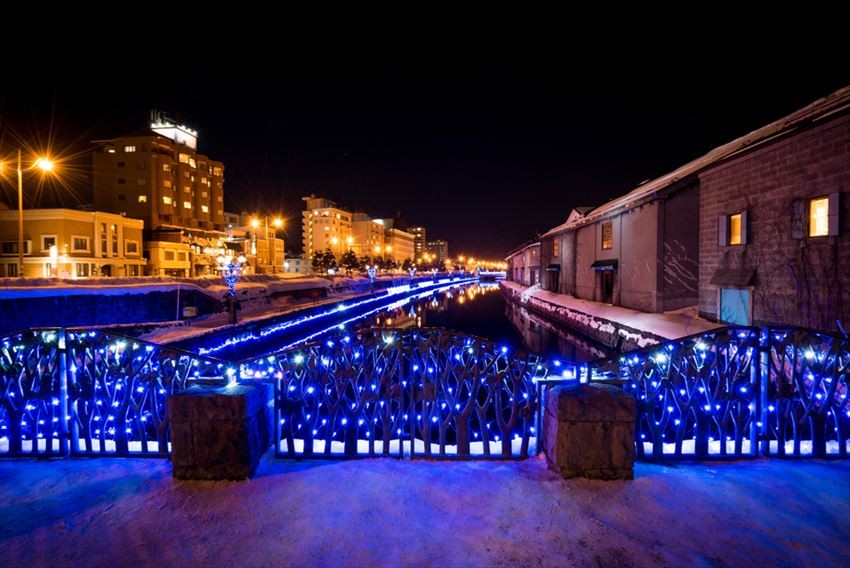 The fantastic scenery of Otaru Canal in both day and night time only in the winter 