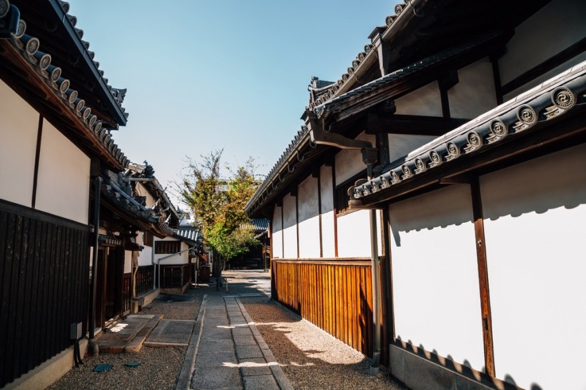 位於阪神尼崎站西南側的「寺町」，是座充滿古色古香的街區。