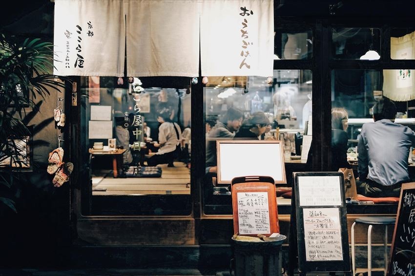 Di sejumlah restoran, terutama restoran khas Jepang di mana pelanggan harus lesehan, juga ada aula masuk untuk melepas sepatu.