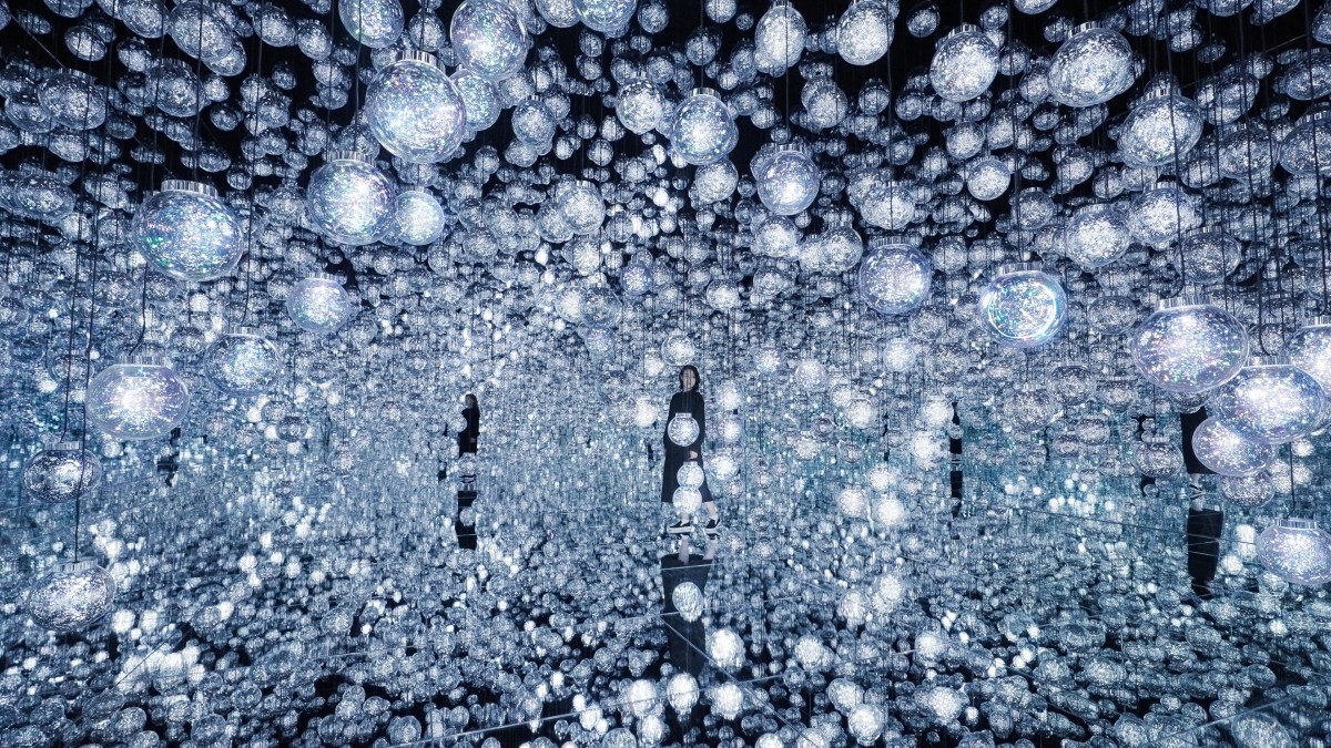 teamLabteamLab《Bubble Universe: Spherical Crystallized Light, Wobbling Light, and Environmental Light - One Stroke》© teamLab