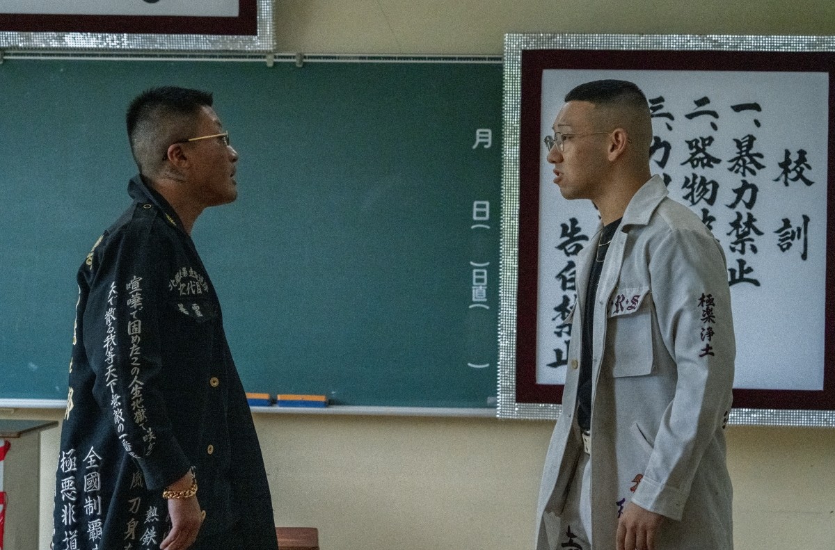 Ngồi xuống đi mày. Đến đây để yêu mà đúng không?