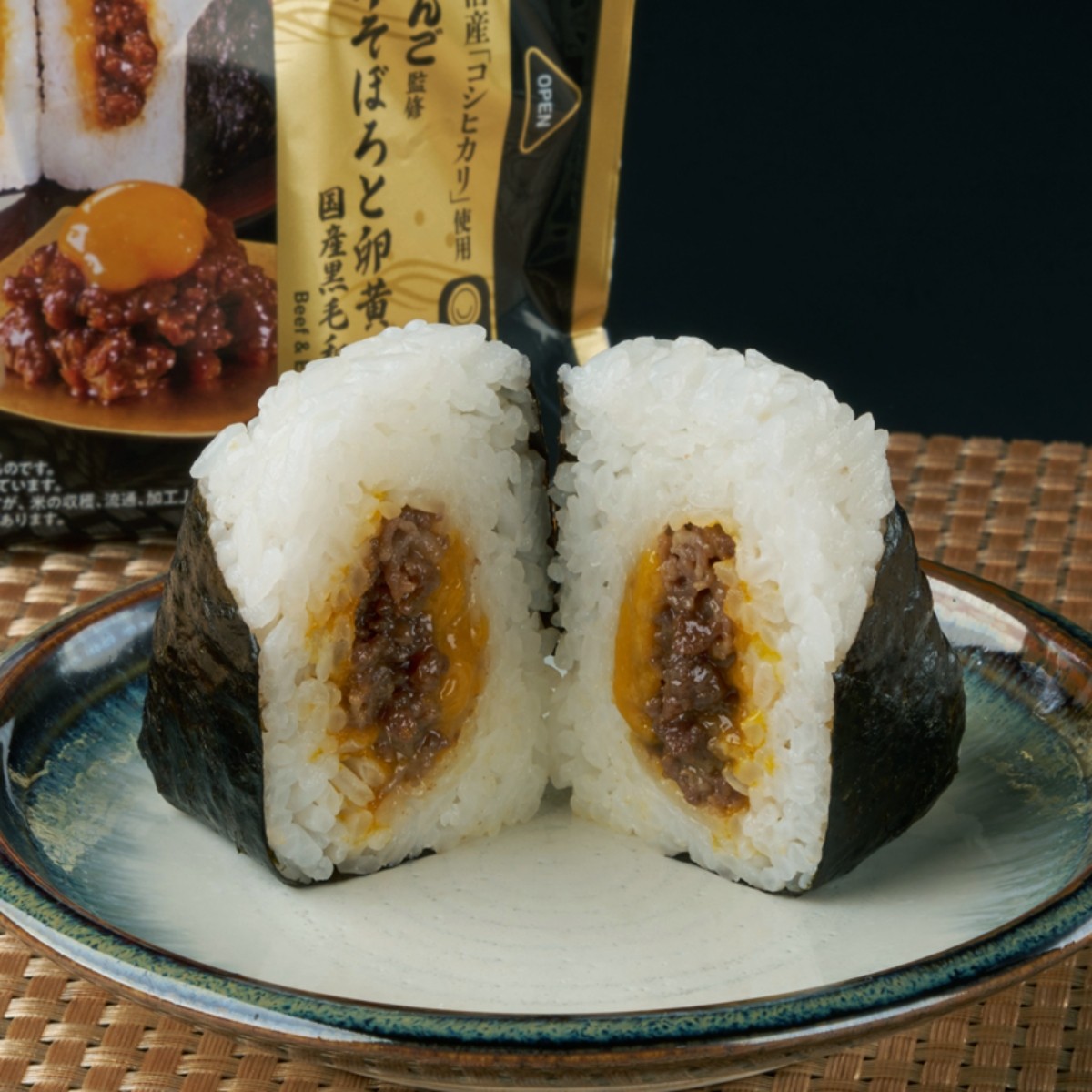 Gochimusubi Beef Soboro และซอสไข่แดง ดูแลโดย Bongo