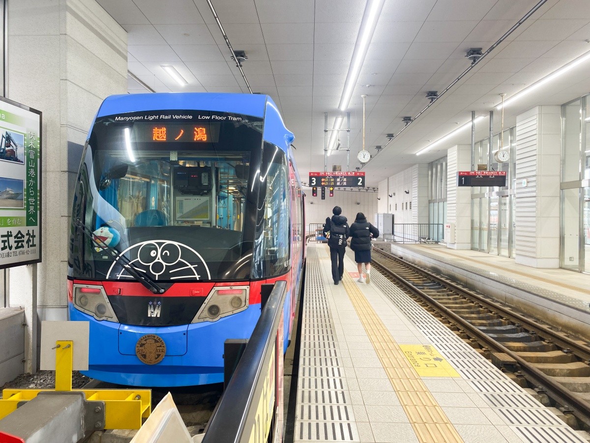 哆啦A夢路面電車外觀