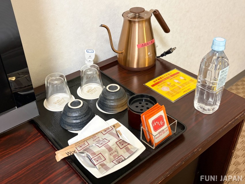 เมล็ดกาแฟและเครื่องบดกาแฟแบบมือหมุนภายในห้องพัก