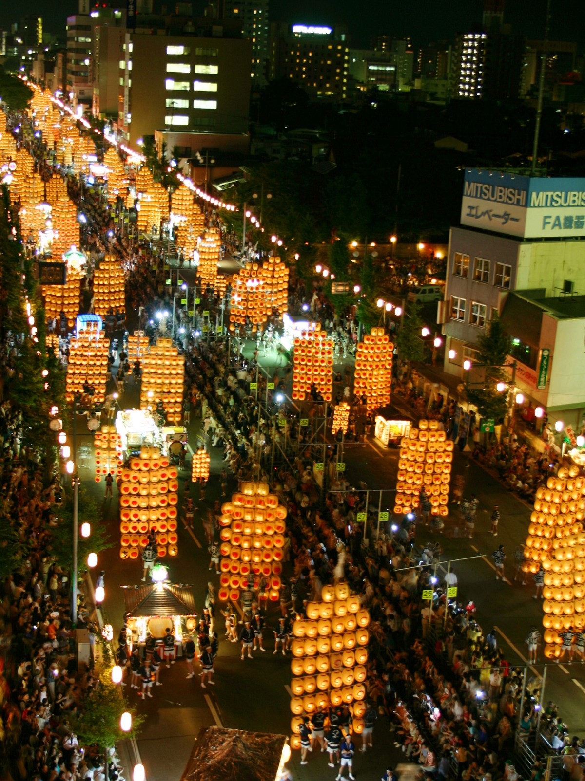 Akita Kanto Matsuri: Performers balancing giant lantern poles