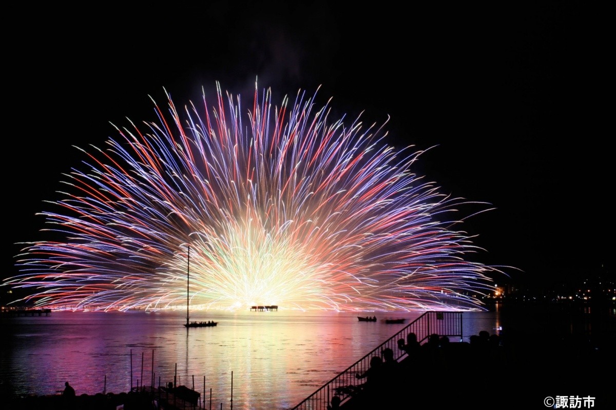 提到日本的8月 風物詩 諏訪湖祭湖上煙火大會 長野
