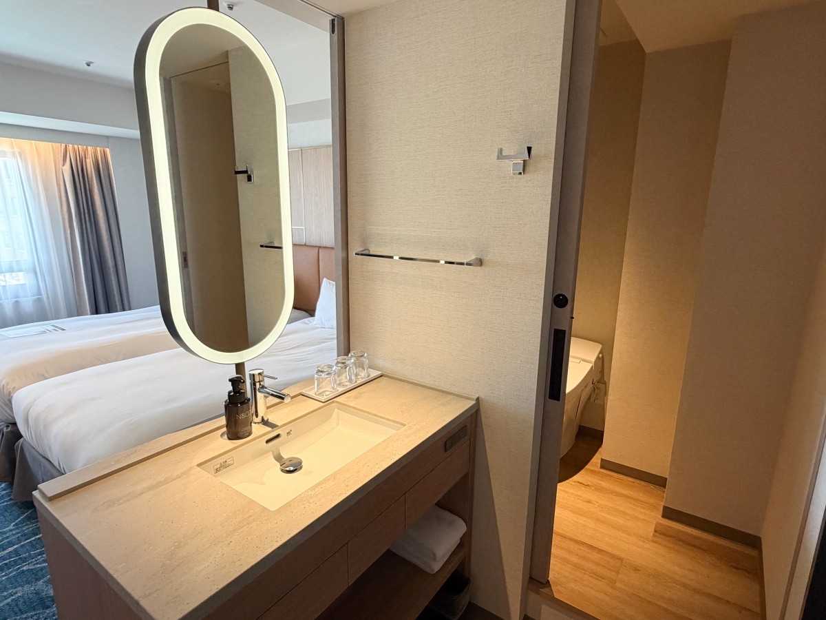 Okinawa Harborview Hotel Standard Twin Room Bathroom, Washbasin, and Amenities